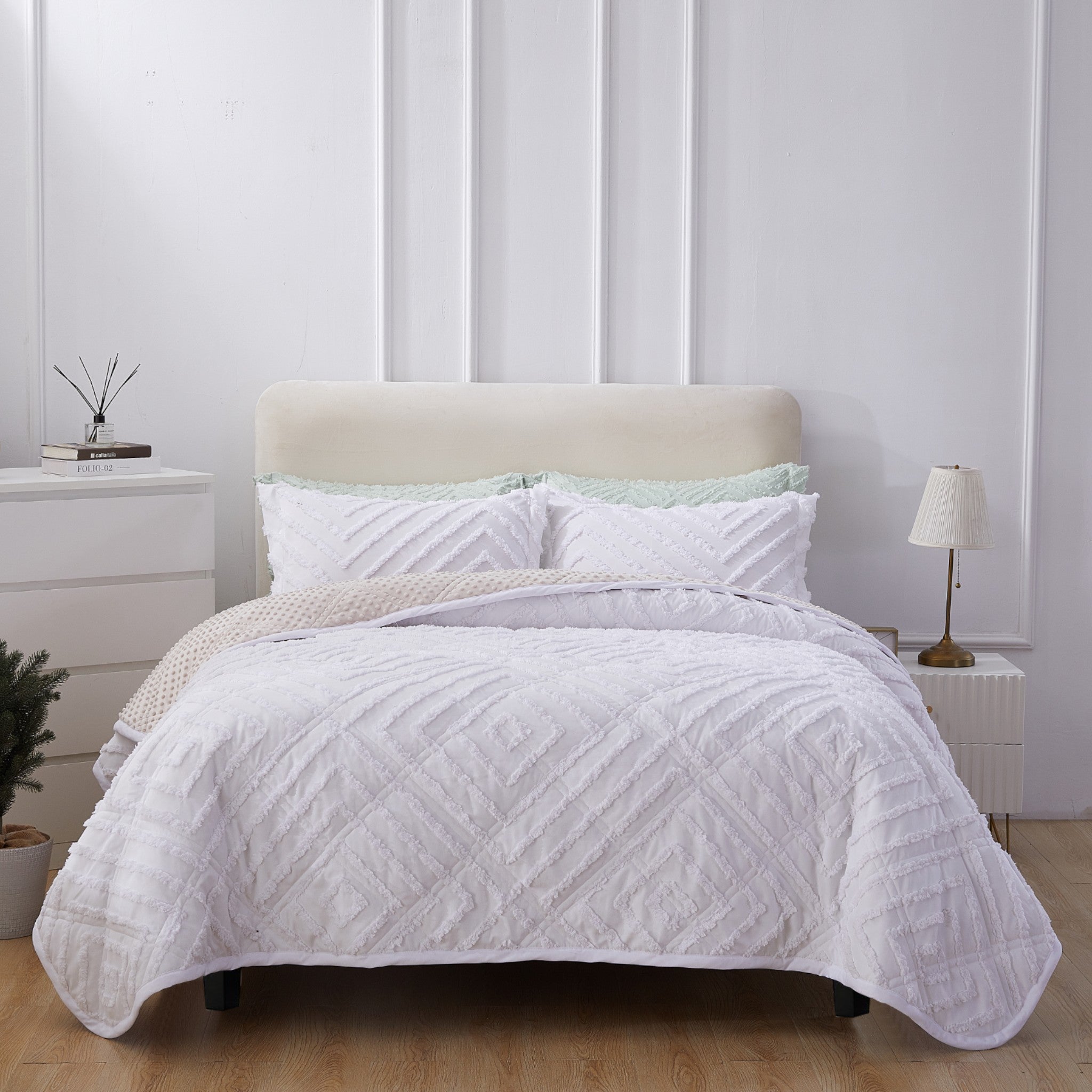 Mytickie White & Beige Comforter