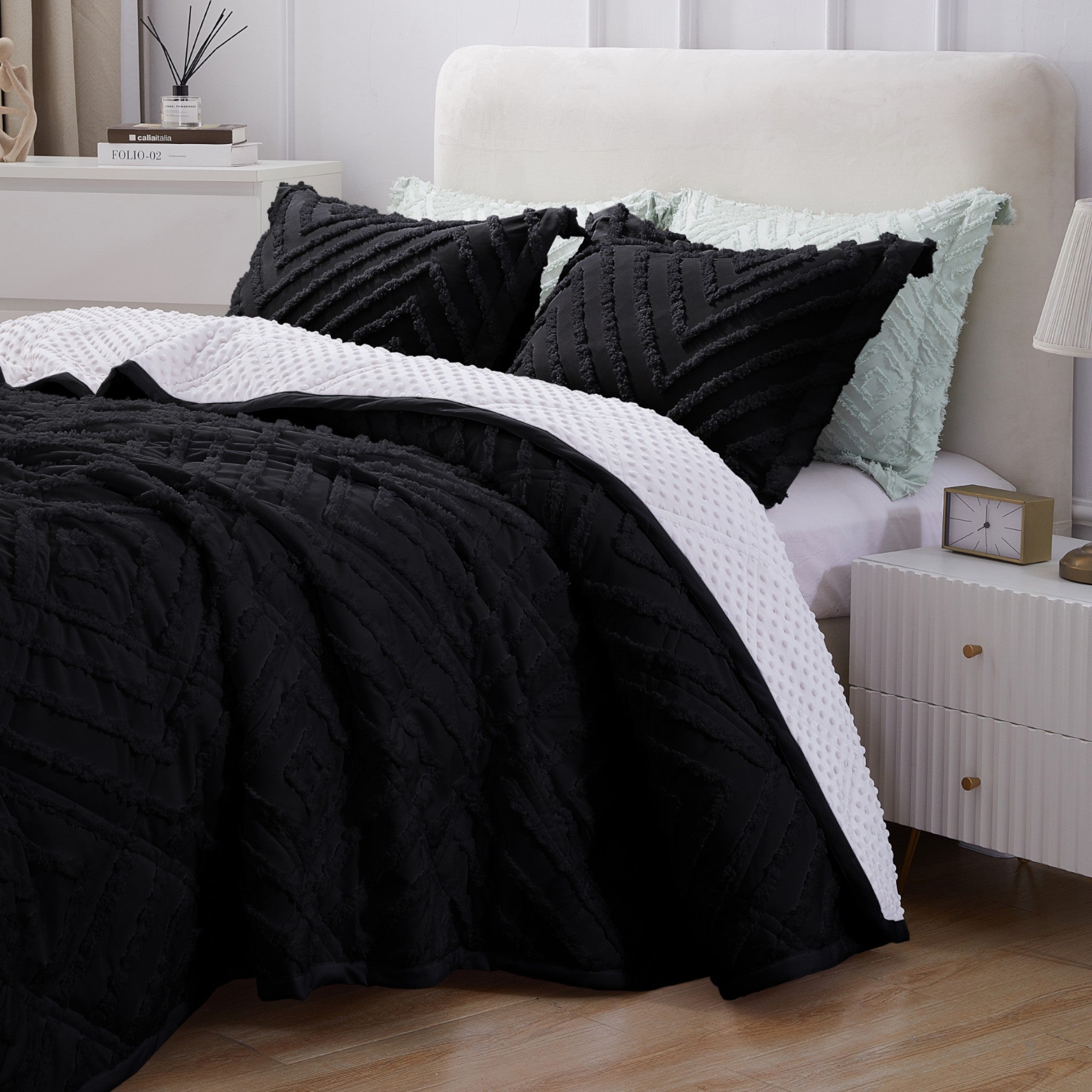 Mytickie Black & White Comforter