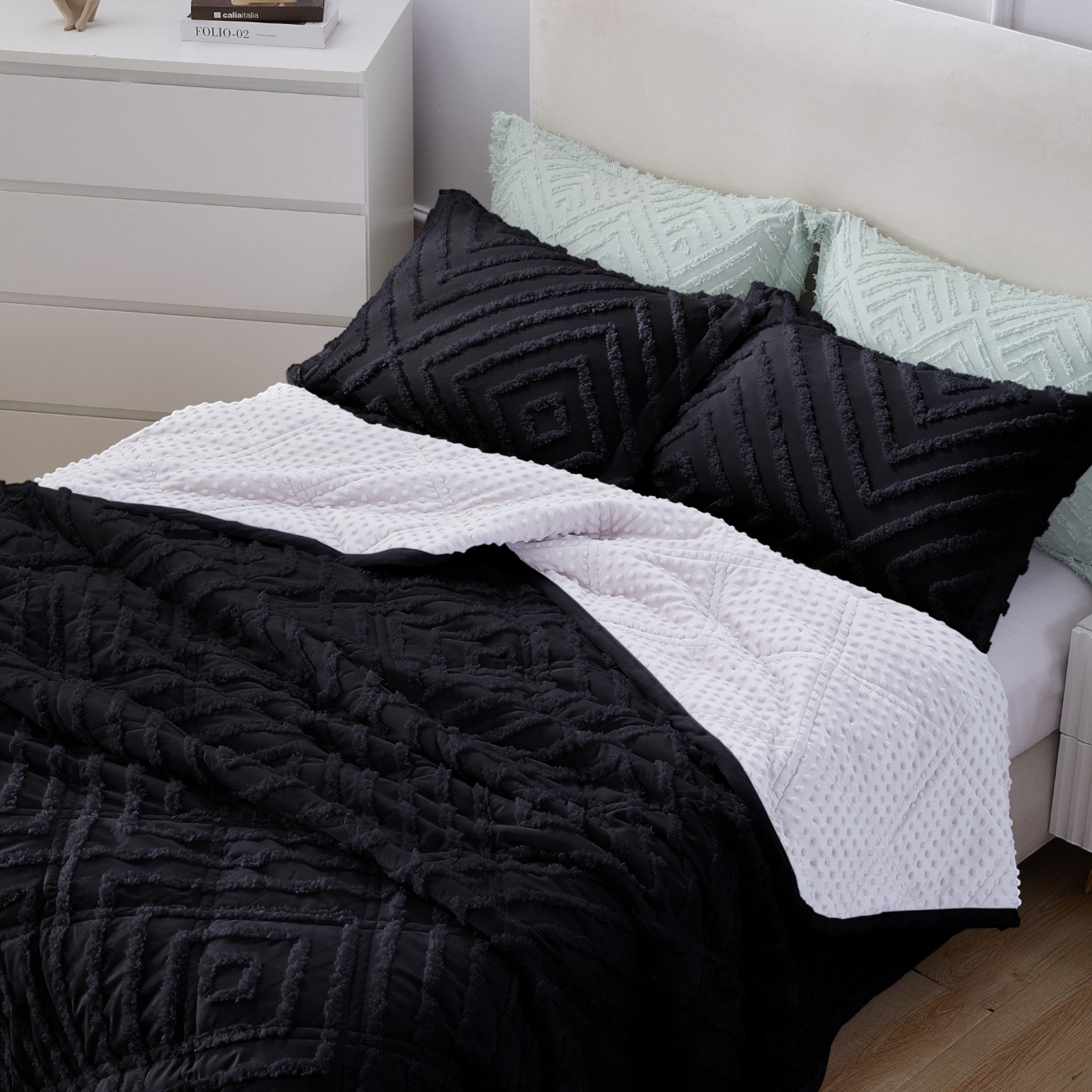 Mytickie Black & White Comforter