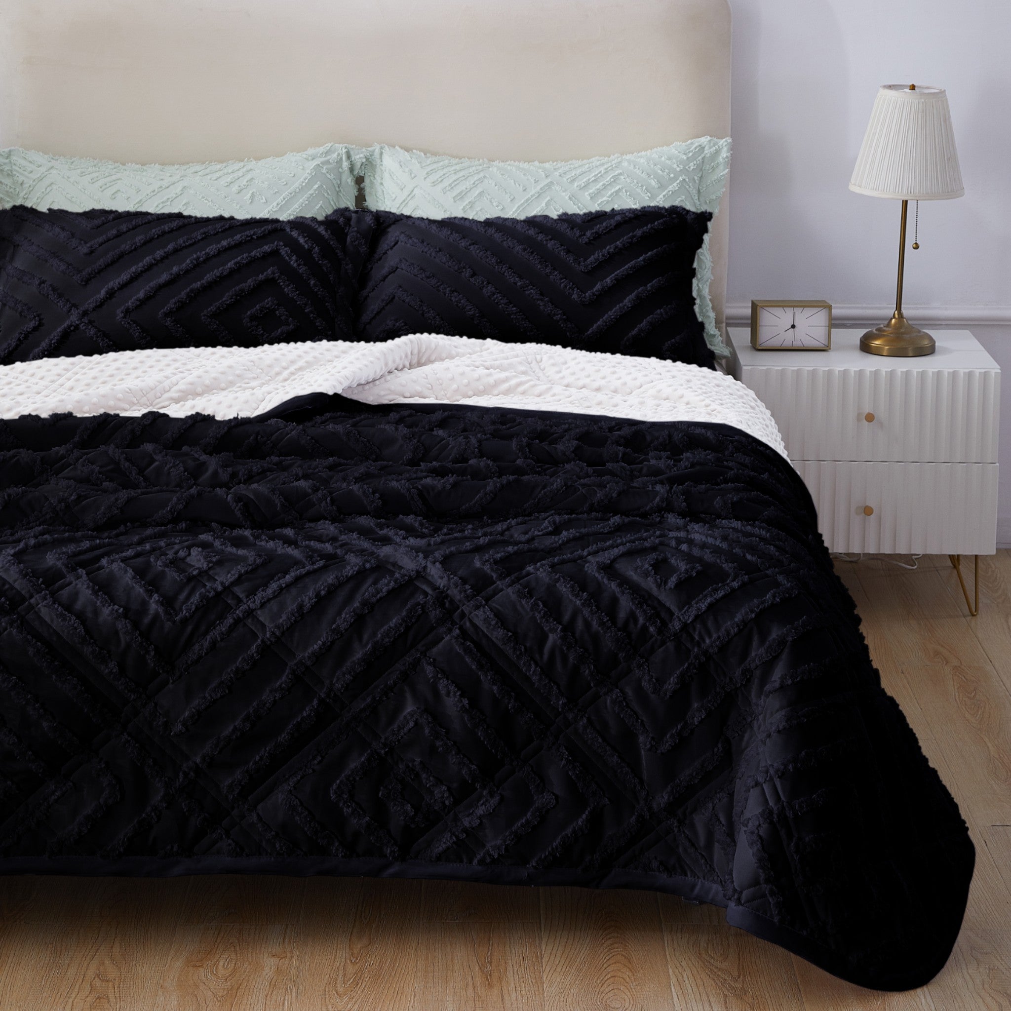 Mytickie Black & White Comforter