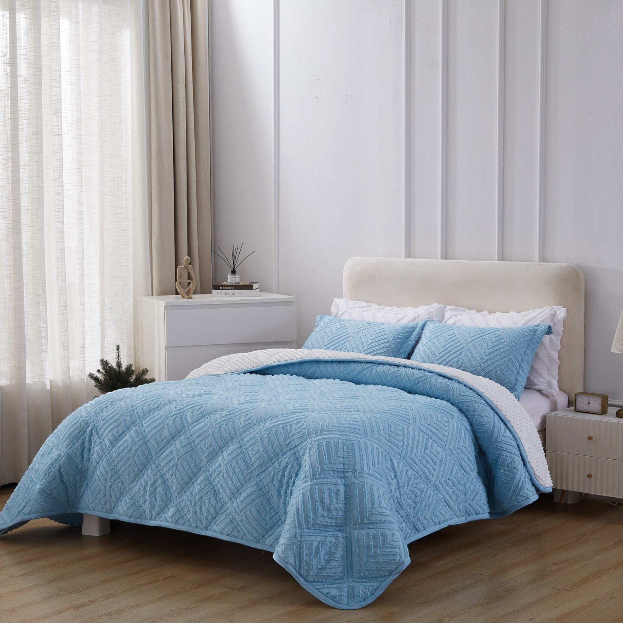 Mytickie Sky Blue & White Comforter